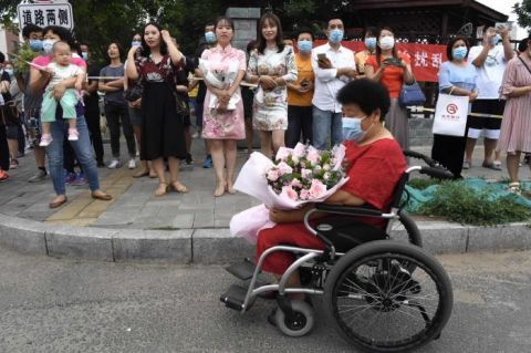 北京市第二中学|孙女高考结束 老人激动地竟自己从轮椅中站起