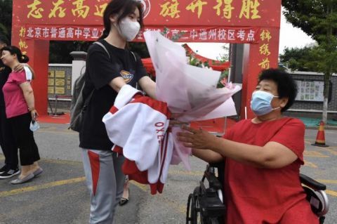北京市第二中学|孙女高考结束 老人激动地竟自己从轮椅中站起