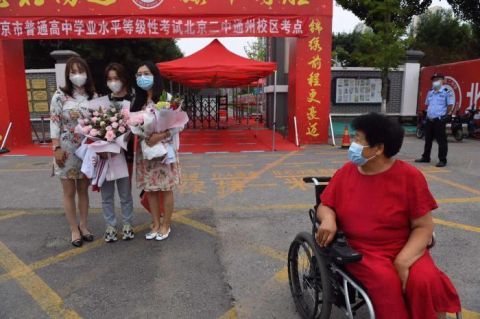 北京市第二中学|孙女高考结束 老人激动地竟自己从轮椅中站起
