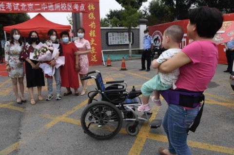 北京市第二中学|孙女高考结束 老人激动地竟自己从轮椅中站起