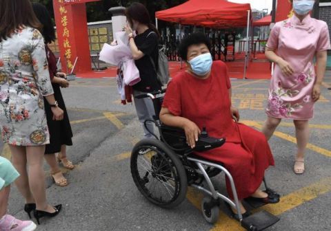 北京市第二中学|孙女高考结束 老人激动地竟自己从轮椅中站起