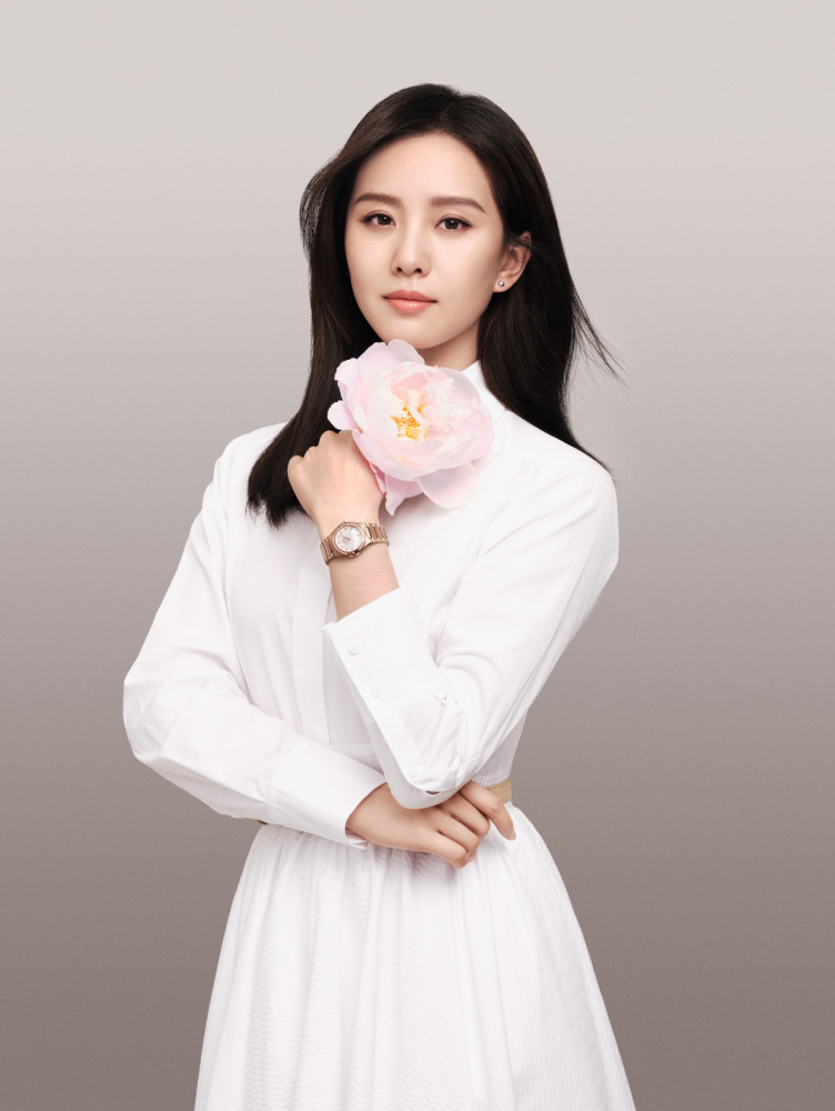 刘亦菲|本以为刘诗诗妈妈年轻，看刘亦菲妈妈近照更漂亮！胜过67岁刘晓庆