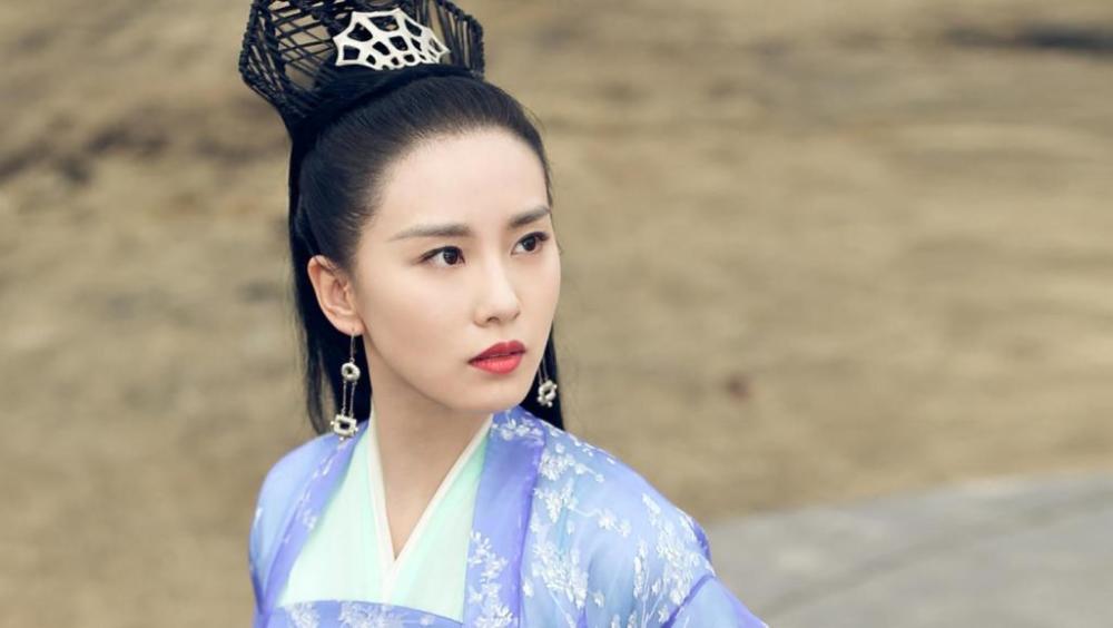 刘亦菲|本以为刘诗诗妈妈年轻，看刘亦菲妈妈近照更漂亮！胜过67岁刘晓庆