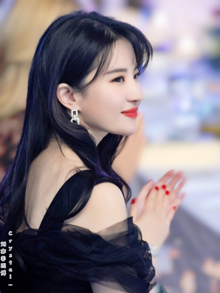 刘亦菲|本以为刘诗诗妈妈年轻，看刘亦菲妈妈近照更漂亮！胜过67岁刘晓庆