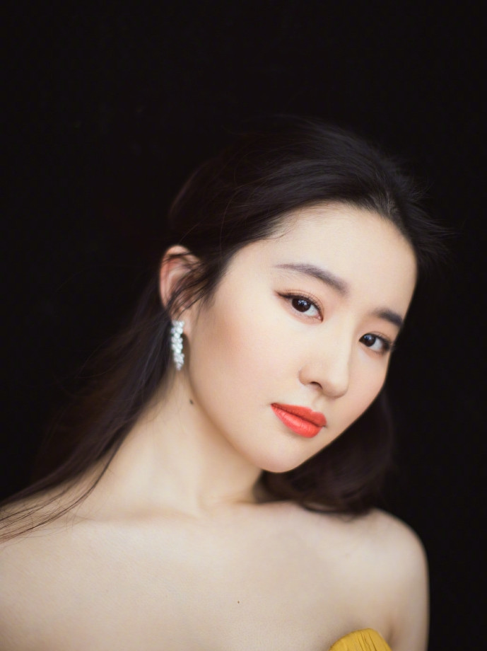 刘亦菲|本以为刘诗诗妈妈年轻，看刘亦菲妈妈近照更漂亮！胜过67岁刘晓庆