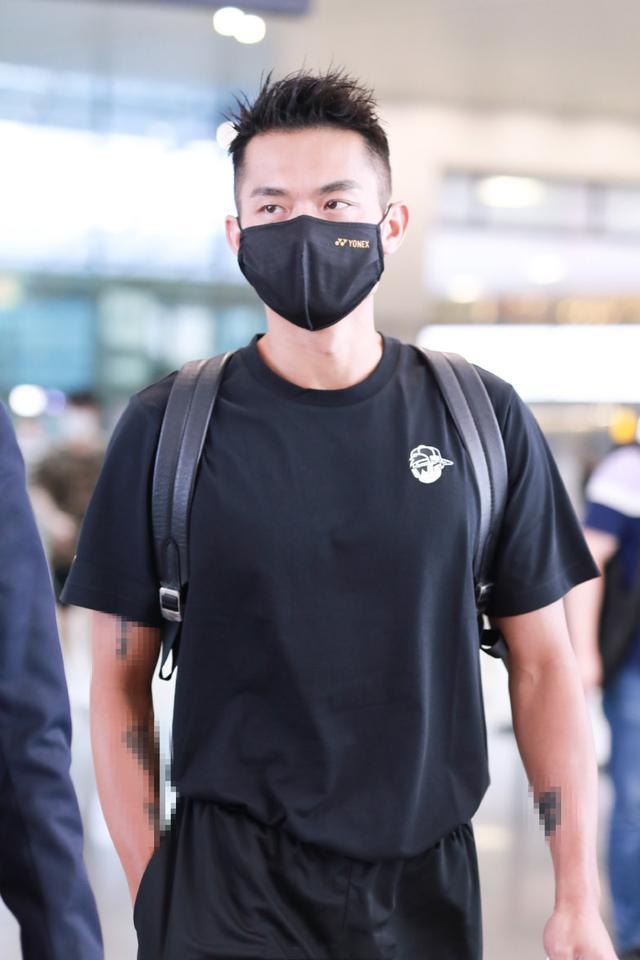 林丹退役后心情放松穿t恤背双肩包这发型身材不进时尚圈可惜