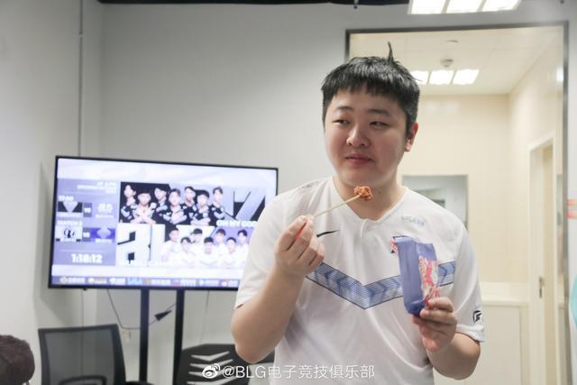 blg2比1战胜omg,队员表现引发热议,网友:国豪是真的顶_腾讯新闻