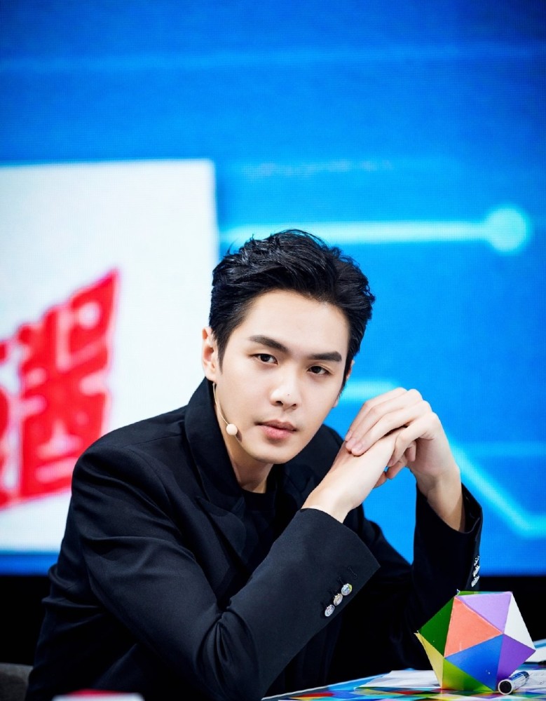 张若昀|张若昀发文自白似告白唐艺昕：无尽的时光过后，在茫茫星海中相逢