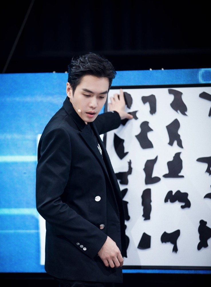 张若昀|张若昀发文自白似告白唐艺昕：无尽的时光过后，在茫茫星海中相逢