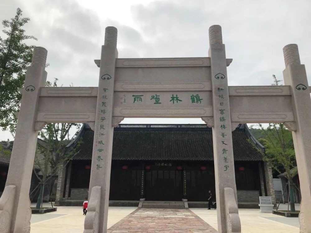 镇江"因过竹院逢僧话,又得浮生半日闲",唐朝诗人李涉 的《题鹤林寺僧