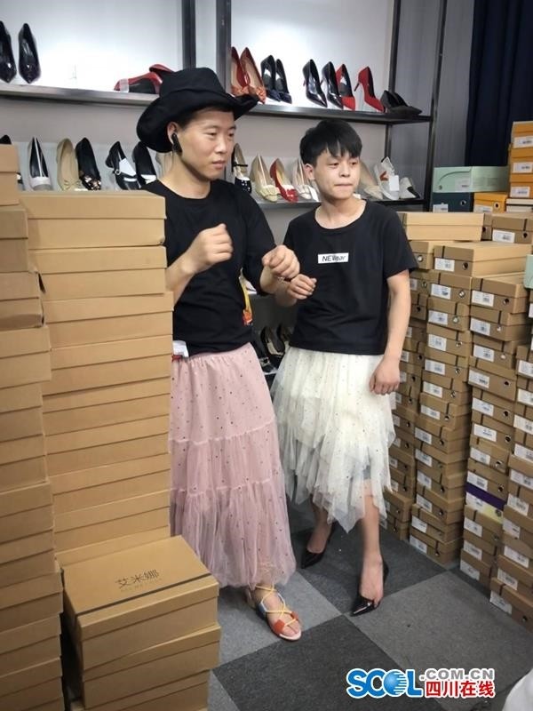 他穿裙子刮腿毛,成为"女鞋"销售冠军