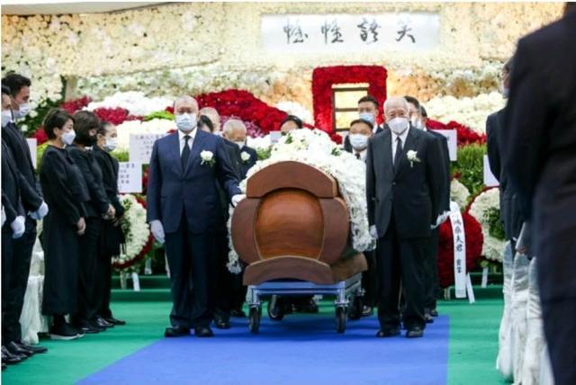 何超贤|送别赌王亲属大合照站位讲究，4个儿子站重要位置，葬礼花费曝光