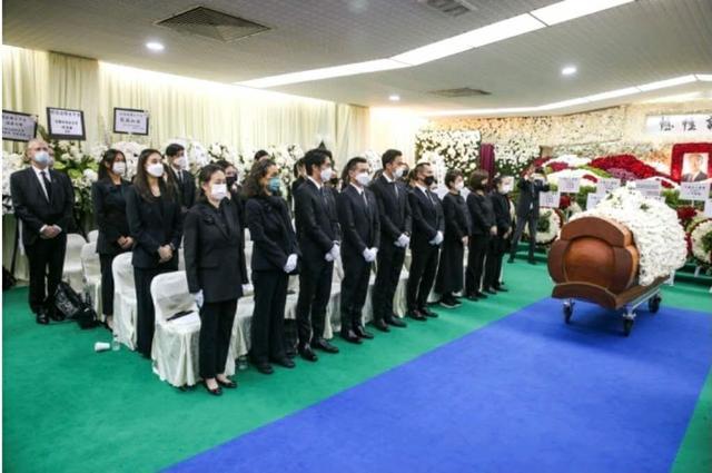 何超贤|送别赌王亲属大合照站位讲究，4个儿子站重要位置，葬礼花费曝光