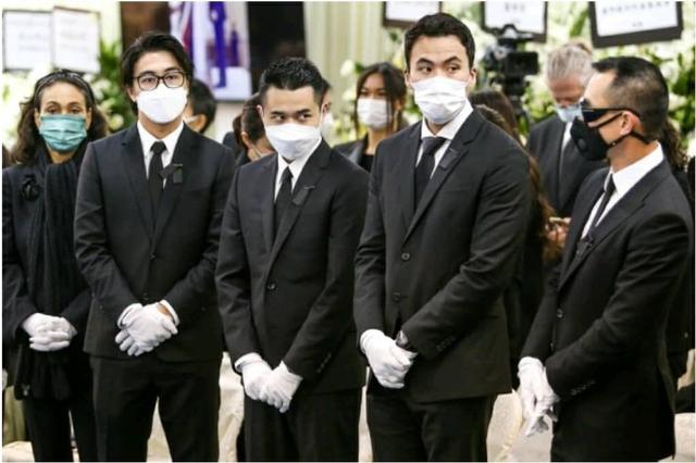 何超贤|送别赌王亲属大合照站位讲究，4个儿子站重要位置，葬礼花费曝光