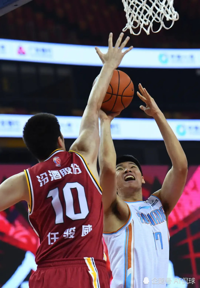 新疆外援格鲁夫首秀,17分钟砍9 5 2,球迷直言太普通