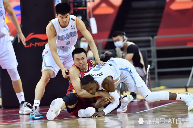 新疆外援格鲁夫首秀,17分钟砍9 5 2,球迷直言太普通