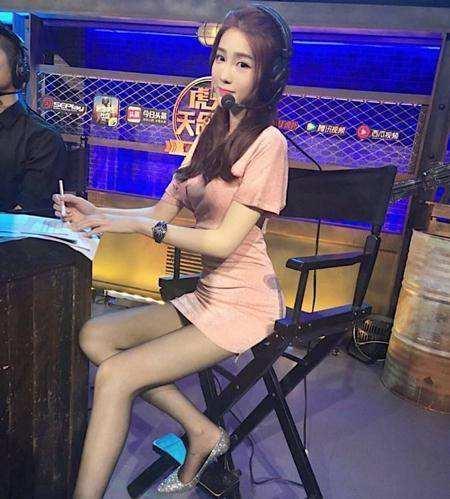 绝地求生的长腿美女主播小熊,颜值高,腿又长,被网友称为"解说界的新一