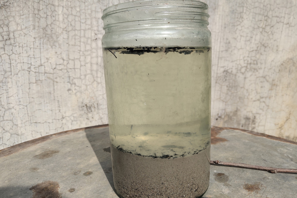 草木灰还有一定的杀虫作用,例如喷施草木灰浸出液,能够对蚜虫等害虫起