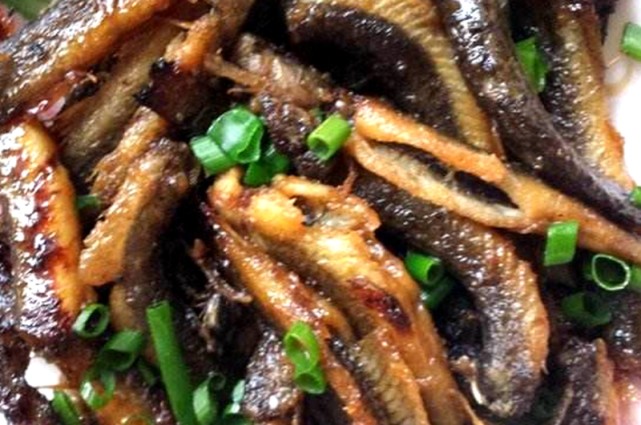 红烧泥鳅之前,多加两个步骤,泥鳅没有土腥味,而且更入味