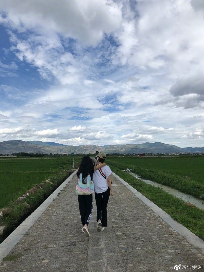 马伊琍|马伊琍分享与女儿欢乐时光，母女勾肩搭背似姐妹，爱马为妈妈拍照好温馨