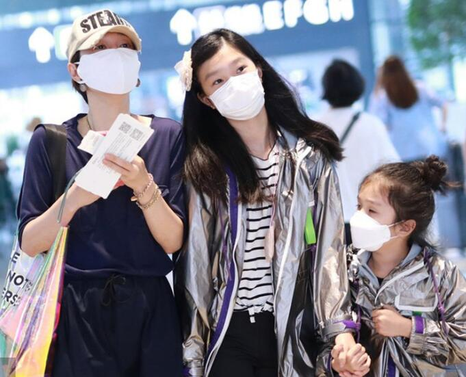 马伊琍|马伊琍分享与女儿欢乐时光，母女勾肩搭背似姐妹，爱马为妈妈拍照好温馨