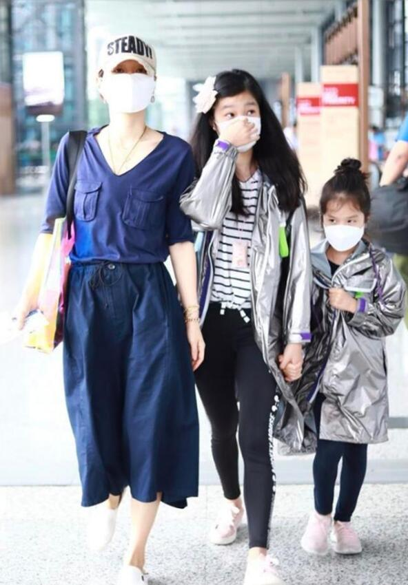马伊琍|马伊琍分享与女儿欢乐时光，母女勾肩搭背似姐妹，爱马为妈妈拍照好温馨