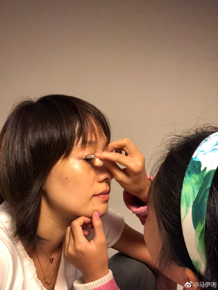 马伊琍|马伊琍分享与女儿欢乐时光，母女勾肩搭背似姐妹，爱马为妈妈拍照好温馨
