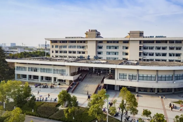 2000年,六安师范专科学校,皖西联合大学,六安师范学校3校合并组建成为