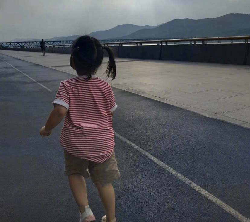 朱丹晒2岁女儿萌照,小小丹蹲沙地学种树,脸蛋圆嘟嘟神似爸爸周一围