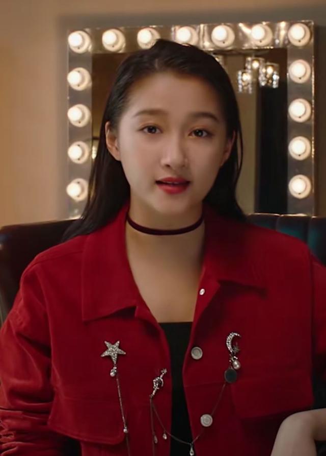 关晓彤拍广告23岁脸上已浮现法令纹发型也太显老