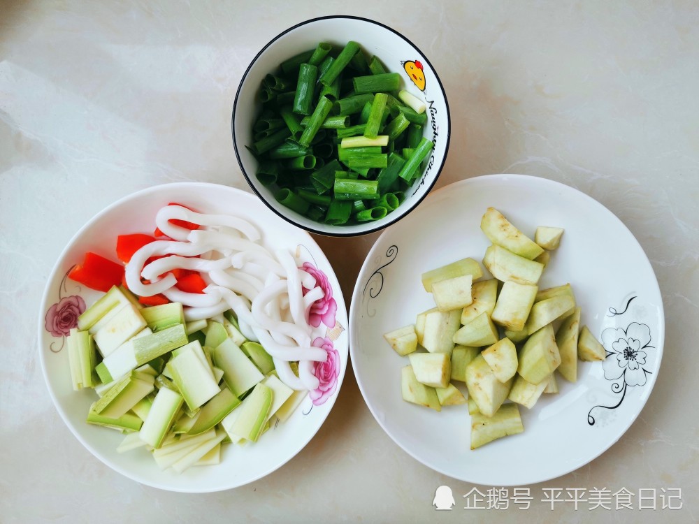 豬肉,鹽,生抽,火鍋底料,雞粉,十三香,料酒,辣椒油【茄子菜瓜涼拌麵】