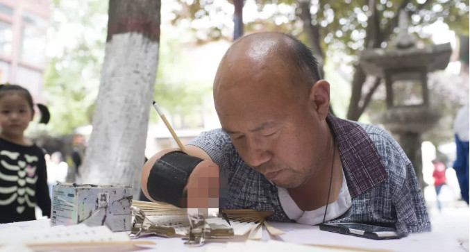 书法|失去双手，他摆摊卖书法为生，一手蝇头小楷被狂赞