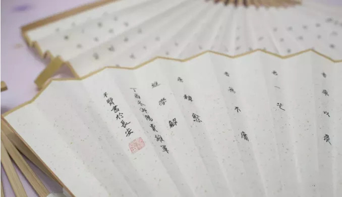 书法|失去双手，他摆摊卖书法为生，一手蝇头小楷被狂赞