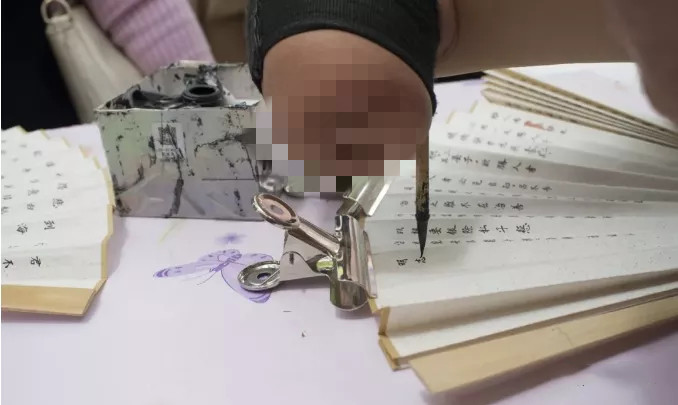 书法|失去双手，他摆摊卖书法为生，一手蝇头小楷被狂赞