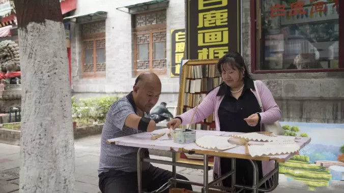 书法|失去双手，他摆摊卖书法为生，一手蝇头小楷被狂赞