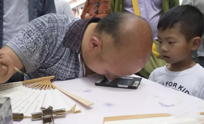 书法|失去双手，他摆摊卖书法为生，一手蝇头小楷被狂赞