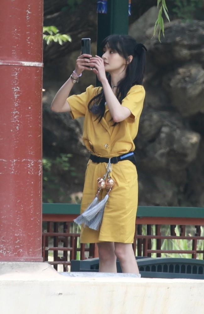 郑爽|郑爽晒古装造型高清图，蓝色古装灵气十足，高清图和生图区别不大