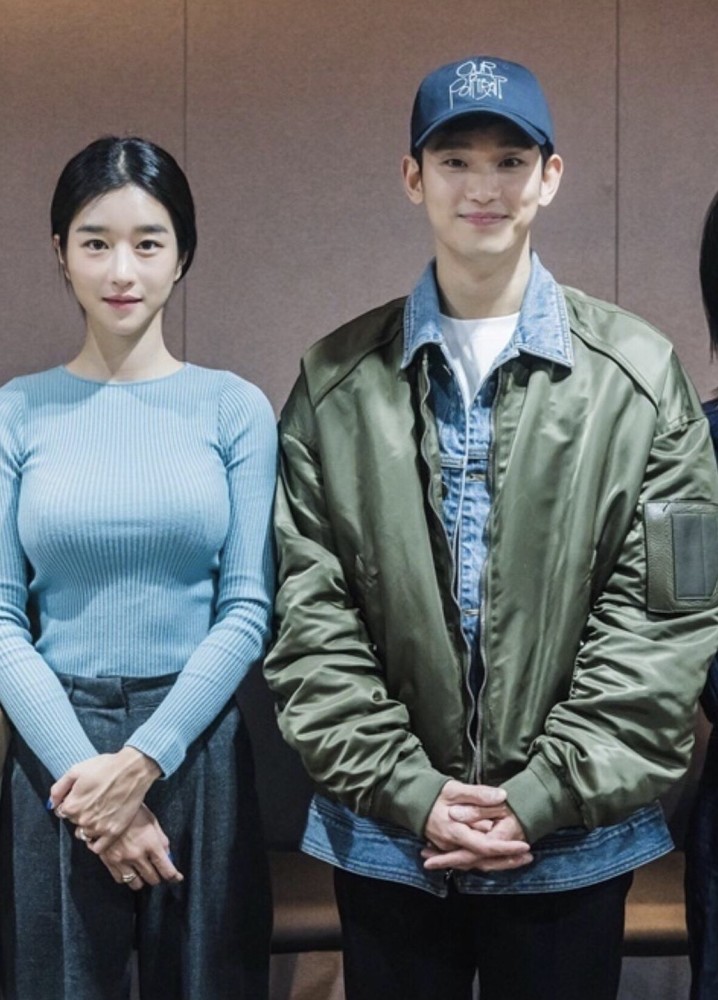 金秀贤新剧女主徐睿知 拥有小说描述的身材 这细腰是真实存在的 腾讯新闻