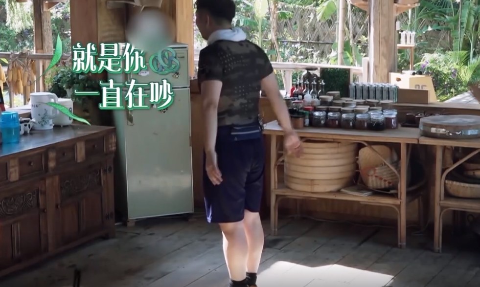 吴昕|吴昕被何炅评为最懒女嘉宾，被吵醒后发脾气，不理打招呼的张子枫