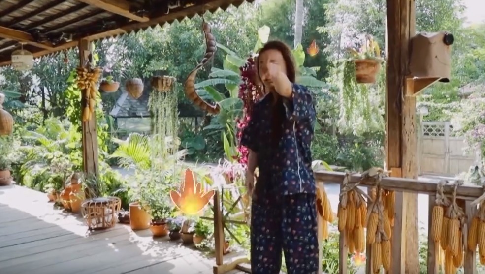 吴昕|吴昕被何炅评为最懒女嘉宾，被吵醒后发脾气，不理打招呼的张子枫