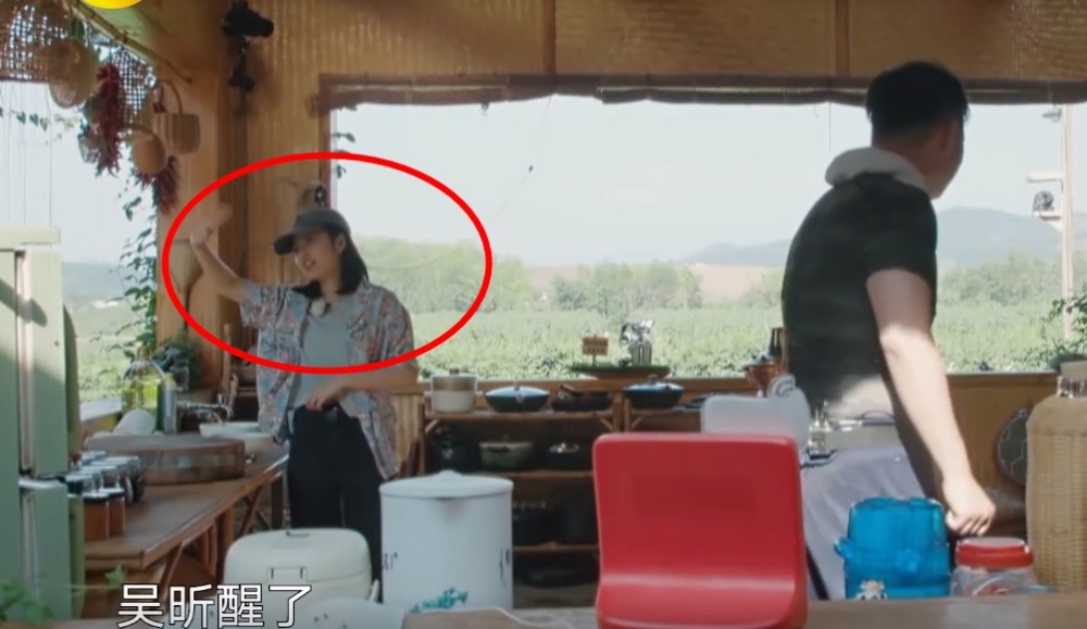 吴昕|吴昕被何炅评为最懒女嘉宾，被吵醒后发脾气，不理打招呼的张子枫