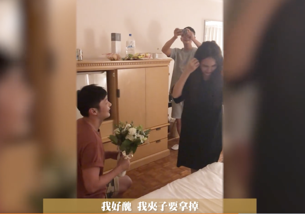 杨丞琳|杨丞琳首晒求婚视频！李荣浩单膝跪地深情款款，戴钻戒时却闹乌龙