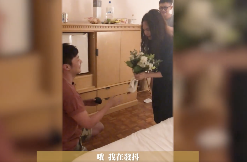 杨丞琳|杨丞琳首晒求婚视频！李荣浩单膝跪地深情款款，戴钻戒时却闹乌龙