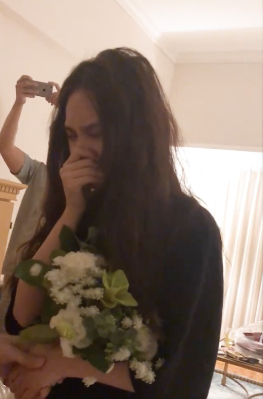 杨丞琳|杨丞琳首晒求婚视频！李荣浩单膝跪地深情款款，戴钻戒时却闹乌龙