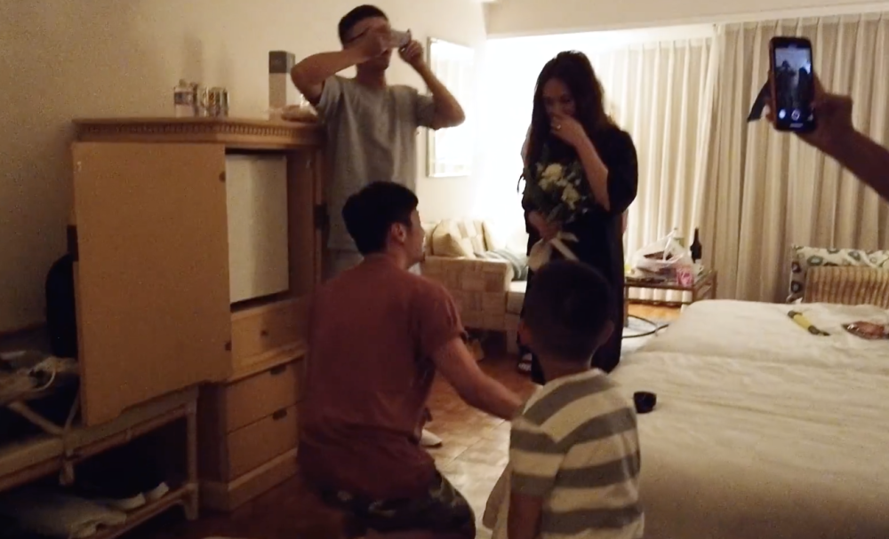 杨丞琳|杨丞琳首晒求婚视频！李荣浩单膝跪地深情款款，戴钻戒时却闹乌龙