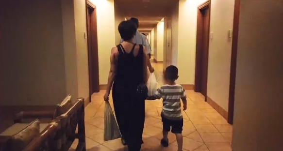 杨丞琳|杨丞琳首公开求婚录像，李荣浩零点惊喜跪地求婚，她感动落泪点头应允