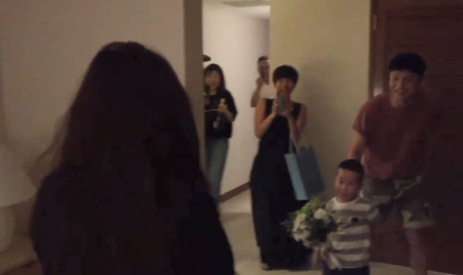 杨丞琳|杨丞琳首公开求婚录像，李荣浩零点惊喜跪地求婚，她感动落泪点头应允