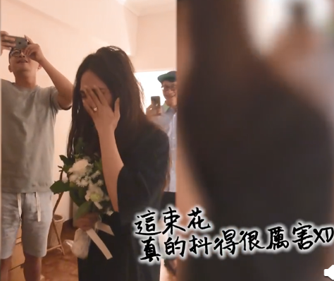 杨丞琳|杨丞琳首公开求婚录像，李荣浩零点惊喜跪地求婚，她感动落泪点头应允