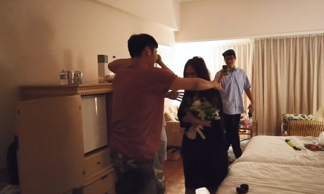 杨丞琳|杨丞琳首公开求婚录像，李荣浩零点惊喜跪地求婚，她感动落泪点头应允