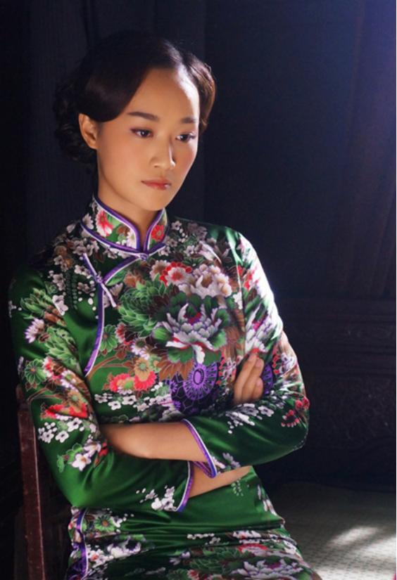 蓝盈莹真是"国潮"代表,穿现代版旗袍跳舞,美得让人不敢直视